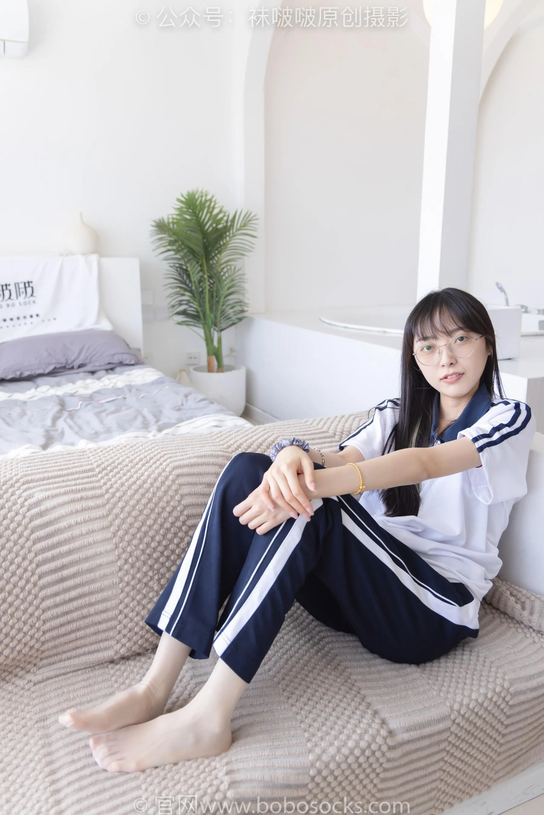 [BoBoSocks袜啵啵]NO.207 稚予-aj板鞋、白棉袜、油亮白丝、校服裤里丝 [87P]插图4